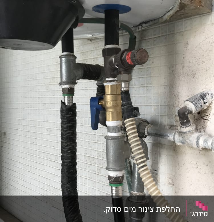 צנרת ומחברים של דוד שמש עם ברזים